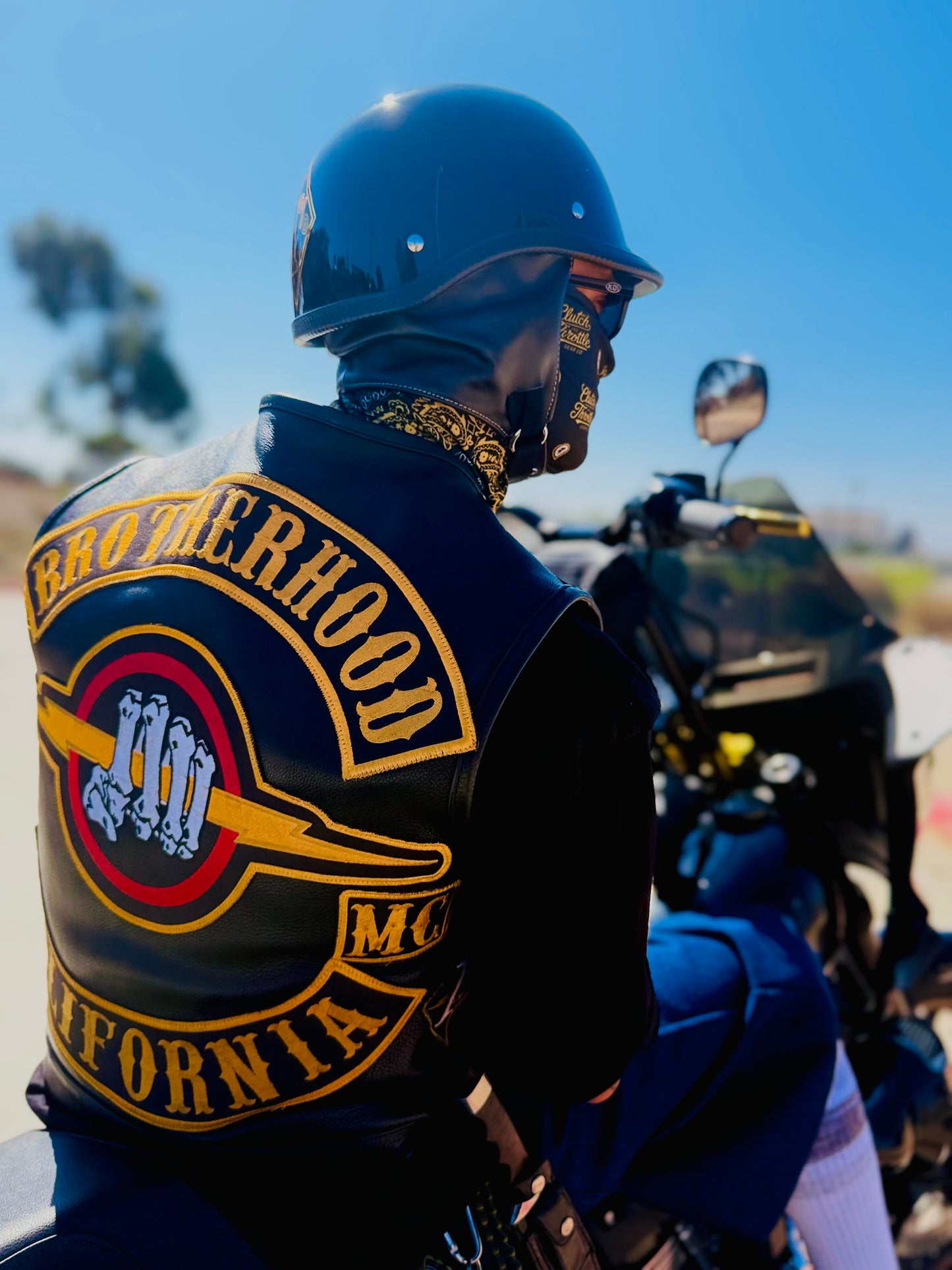 Classic Script Paisley Neck Gaiter (Black/ Yellow)