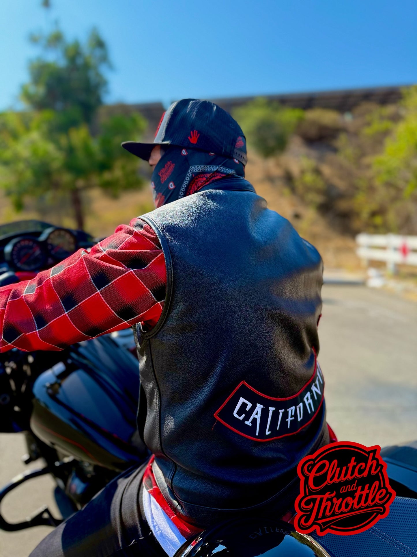 Classic Script Paisley Neck Gaiter (Black/ Red)